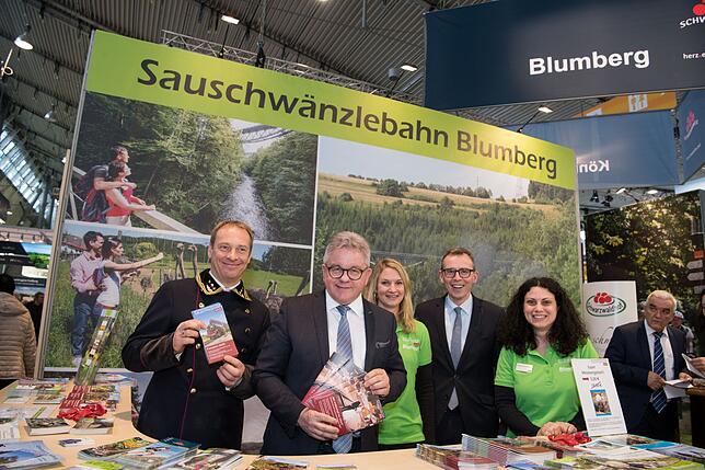 Am Tourismustag besuchen auch Tourismus- und Justizminister Guido Wolf und Landrats Sven Hinterseh den Blumberg Stand. Unser Bild zeigt ...