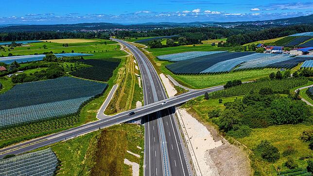 So sieht die B31-neu, die Immenstaad mit Friedrichshafen verbinden wird, aus der Luft aus. Heute wird ein Teilstück für den Verkehr ...