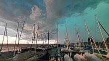 Gut, wenn man beim Anflug so einer Superzelle im sicheren Hafen ist. Dieses Bild entstand am Montagabend, als die Autofähre in Konstanz ...