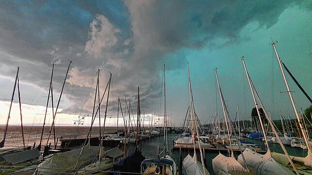Gut, wenn man beim Anflug so einer Superzelle im sicheren Hafen ist. Dieses Bild entstand am Montagabend, als die Autofähre in Konstanz ...