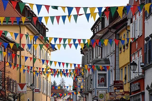 Bild 2: Fasnacht kann kommen: Die bunten Fähnchen in den Stockacher Straße hängen