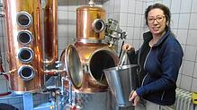 Zum Start des Brennvorgangs füllt Beatrix Tavlarios Maische in das Brenngerät ein.