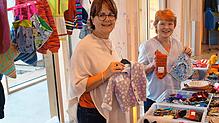 Brigitte Straub und Theresia Zendler am Stand der Katholischen Frauengemeinschaft im Tengener Bürgersaal. Die Frauengemeinschaft ...