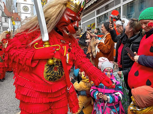 Bild 7: Tolle Stimmung beim Sonntagsumzug der Überlinger Narrenzunft &ndash; Teil 2
