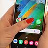 (Symbolbild) Auf dem Handydisplay erscheint bei Whatsapp eine neue Nachricht. Doch nach dem Öffnen stellen die Empfängerinnen fest, dass ...