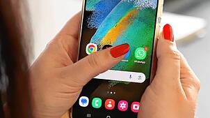 (Symbolbild) Auf dem Handydisplay erscheint bei Whatsapp eine neue Nachricht. Doch nach dem Öffnen stellen die Empfängerinnen fest, dass ...