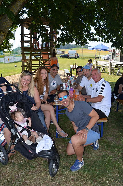 Mit drei Generationen sind die Familien Müller und Piatella aus Männedorf zum Fußballfest nach Aasen gekommen.
