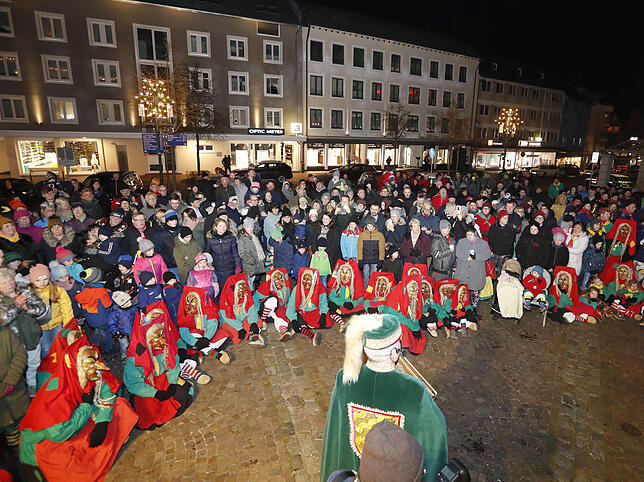 Der Hanselbrunnenplatz ist am Abend des Dreikönigstags fest in Narrenhand.