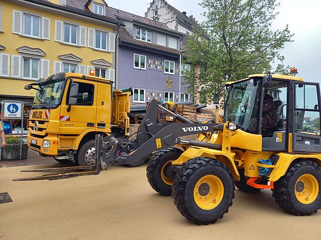 Gegen Mittag räumen Bagger die letzten Baumaterialien weg. Paletten und Gerätschaften werden auf Lkw verladen. Dann ist geräumt und der ...