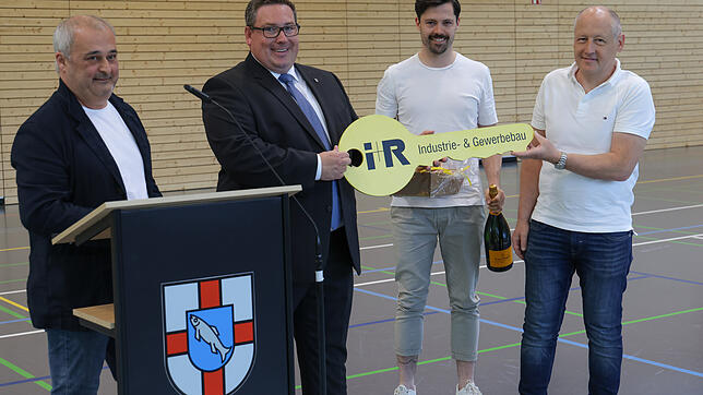 Glückliche Gesichter: Bürgermeister Patrick Krauss (Zweiter von links) erhält aus den Händen von Herman Böhler (rechts), Bauleiter Roman ...