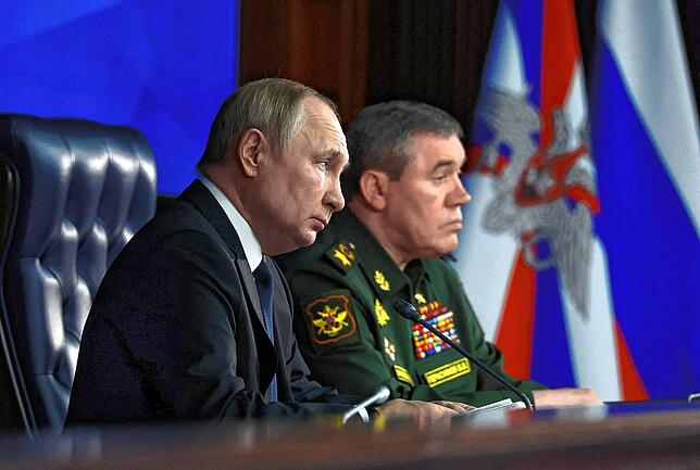 Russlands Präsident Wladimir Putin (links) und der Chef des Generalstabs, Walery Gerassimow, der seit Januar 2023 das Kommando über die ...