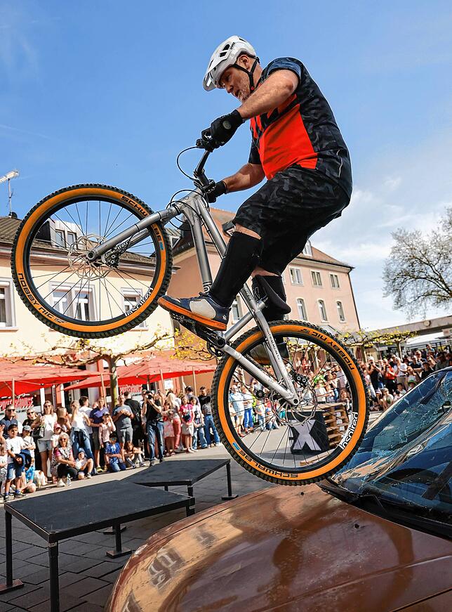 Tollkühner Radfahrer: Markus Stahlberg sorgte auf dem Seetorplatz für Stimmung im Publikum.