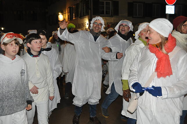 Bild 24: Hemdglonker-Umzug in Markdorf: Hunderte Narren im weißen „Nachthemed“ – die besten Bilder!