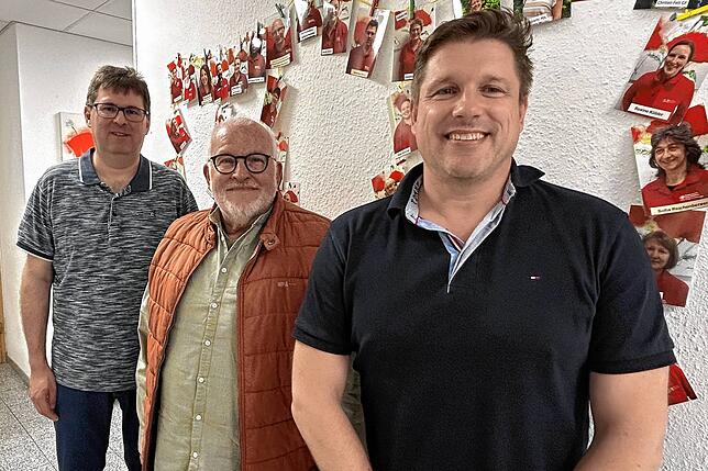 Geschäftsführer Christian Fett (vorne) freut sich über die beiden Urgesteine der Katholischen Sozialstation: Michael Moser (Mitte) und ...