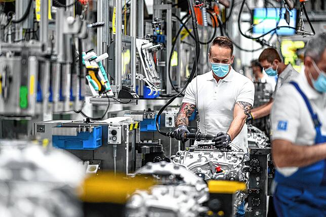 ZF FriedrichshafenAufnahmen mit Corona-Schutzmaßnahmen: Um die Mitarbeiter in der Montage von Nutzfahrzeuggetrieben am Standort ...