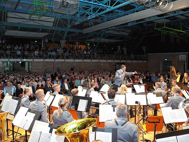 Bild 29: Volle Zuschauerreihen und gute Laune: Bilder vom Benefizkonzert mit dem Heeresmusikcorps