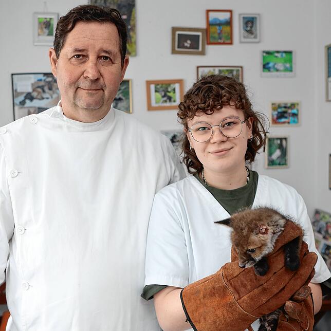 Dr. Heinrich Preiß und Josephine Fromberg mit der kleinen Füchsin, die den Namen Auricula (“kleines Ohr“) erhalten hat.