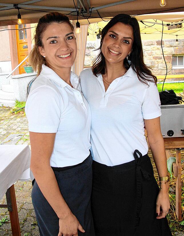 Jasmina Schrenk (links) und Vanessa Bonan verkaufen leckeren Flammlachs.