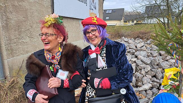 Die beiden Bahnvorstände Jaqueline Pernot (Babs Adler, links) und Nicole Buenzli (Regina Labude).