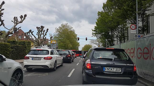 Stau an der Ausfahrt vom Parkhaus Altstadt: Auch am späten Nachmittag sorgte die Sperrung der Millionenschlucht für ...