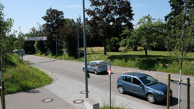 Auf der Wiese an der Aufkircher Straße gegenüber der Einfahrt zum Schättlisberg will Hautarzt Dr.&nbsp;Martin Braun sein ...