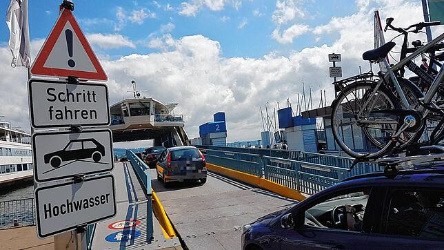 Bei einem Pegel um 4,80 Meter warnen Schilder am Fähranleger Konstanz-Staad, langsam an Bord zu fahren. Denn die Rampen zu den Schiffen ...