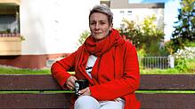Antje Pohle sitzt auf einer Bank in einem kleinen Park in Litzelstetten. Seit mehreren Jahrzehnten wohnt sie hier, nun muss sie die ...
