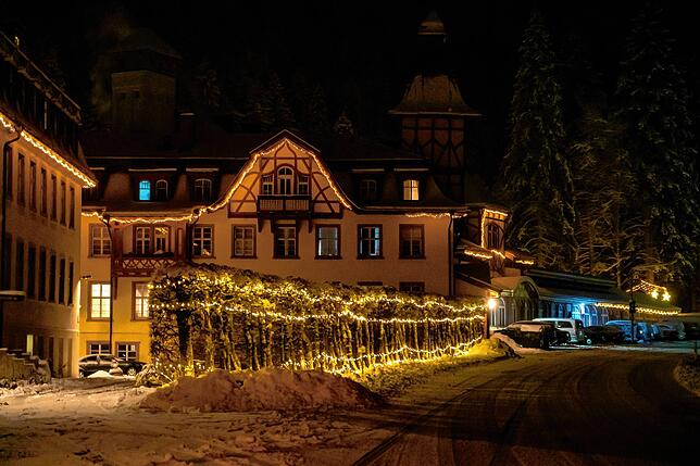 Bild 6: Die Weihnachtsbeleuchtung in vielen Gemeinden ist so festlich wie immer: Doch es fehlt etwas