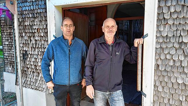 Die Holzschindeln am Eingang sind verwittert und müssen erneuert werden. Die Türen im Windfang sollen noch ausgetauscht werden. Unser ...