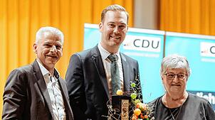 Die CDU hat den Abgeordneten Felix Schreiner (Mitte) erneut zum Kandidaten für die Bundestagswahl 2025 nomioniert. Links der ...
