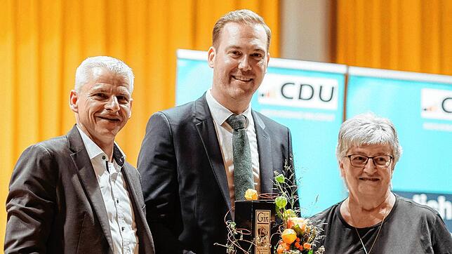 Die CDU hat den Abgeordneten Felix Schreiner (Mitte) erneut zum Kandidaten für die Bundestagswahl 2025 nomioniert. Links der ...