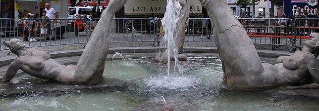 Die Nixen im Lenk-Brunnen.
