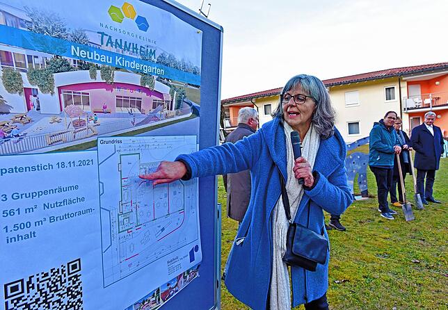 Architektin Susanne Fischer erläutert die Pläne für den Neubau des Kinderhauses.