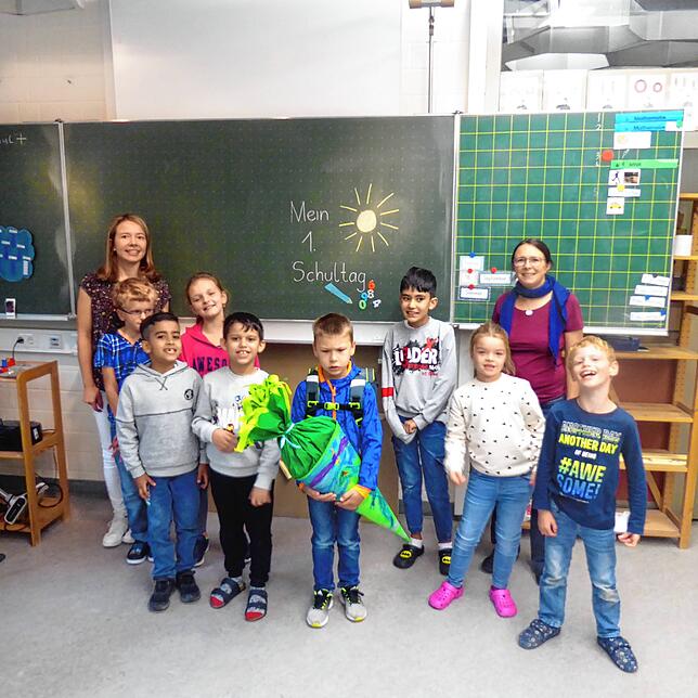 Die Klasse 1-4 der Hewenschule SBBZ Lernen Engen mit ihrer Klassenlehrerin Lidija Pfeiffer bei ihrer Einschulungsfeier.