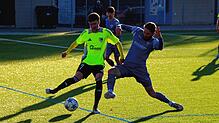 Der St. Georgener Manuel Passarella (rechts) versucht, Marius Storz von der SG Schwarzwald-Union den Ball abzunehmen.