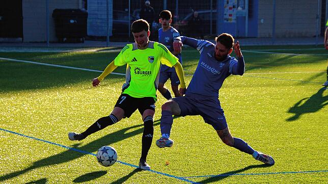 Der St. Georgener Manuel Passarella (rechts) versucht, Marius Storz von der SG Schwarzwald-Union den Ball abzunehmen.