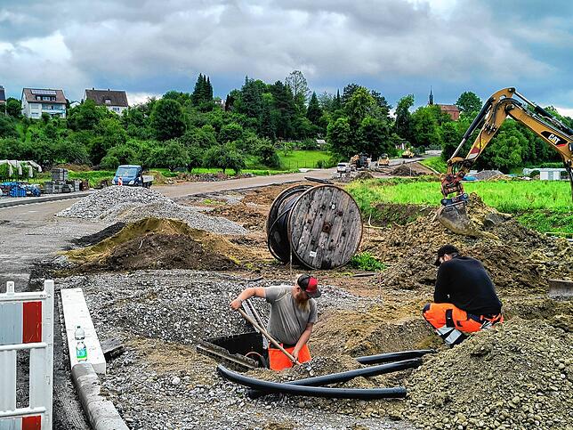 Asphalt wird abgetragen, Leitungen werden verlegt: Auf der Großbaustelle an der gesperrten K7742 bei Riedheim sind die Arbeiten ...