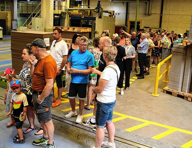 Bild 14: Die Firma Straub in Bräunlingen feiert Riesenjubiläumsfest: Die Stimmung ist grandios.
