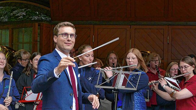 Strahlender Gewinner: Zum Auftakt seiner zweiten Amtszeit schwingt Adrian Probst den Taktstock. Fotos: Steffen Schmidt