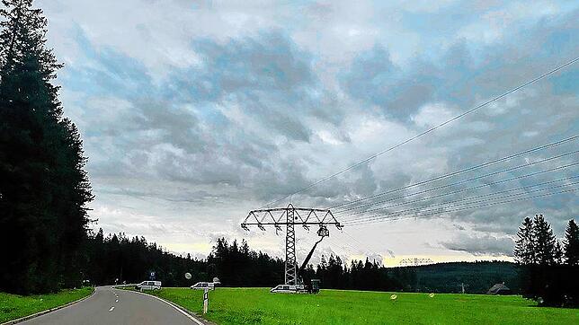 In großer Höhe werden die Isolatoren an den Freileitern ausgetauscht, diese Arbeiten erledigen die  Mitarbeiter von Netze BW. Foto: ...