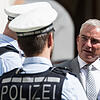 Der baden-württembergische Innenminister Thomas Strobl (CDU) spricht mit Polizisten.