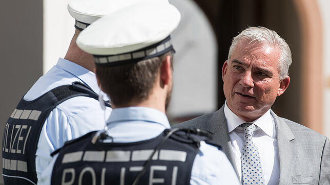 Der baden-württembergische Innenminister Thomas Strobl (CDU) spricht mit Polizisten.