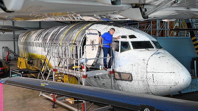 David Dornier, Direktor des Dornier Museums, steht vor der Lufthansa-Maschine Landshut in Friedrichshafen. Das 1977 von ...
