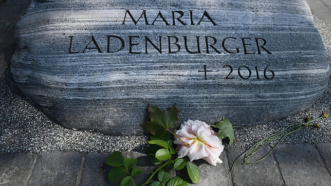 Eine Rose liegt vor einem Gedenkstein, der an die 2016 ermordete Studentin Maria Ladenburger erinnert, nahe des Flusses Dreisam. Die ...