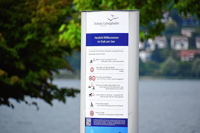 Eine der Stelen im Uferpark Bodman mit den Regeln der Polizeiverordnung.