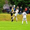 Simon Brodhag (SG Riedböhringen/Fützen, Mitte links) und Thomas Waldraff (FC Hochemmingen) im Kopfballduell. Mit 3:2 siegte die SG ...