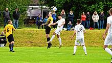 Simon Brodhag (SG Riedböhringen/Fützen, Mitte links) und Thomas Waldraff (FC Hochemmingen) im Kopfballduell. Mit 3:2 siegte die SG ...