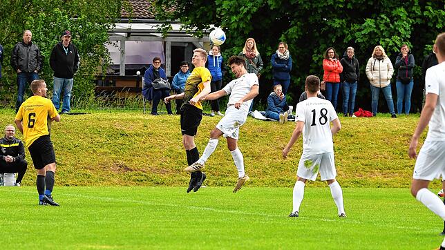Simon Brodhag (SG Riedböhringen/Fützen, Mitte links) und Thomas Waldraff (FC Hochemmingen) im Kopfballduell. Mit 3:2 siegte die SG ...