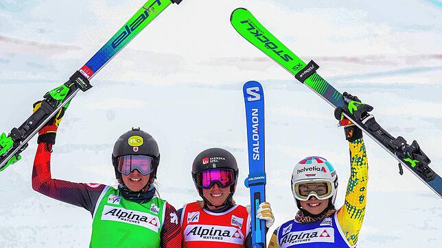 Daniela Maier (rechts) holt beim Weltcup-Rennen in Frankreich den dritten Platz.