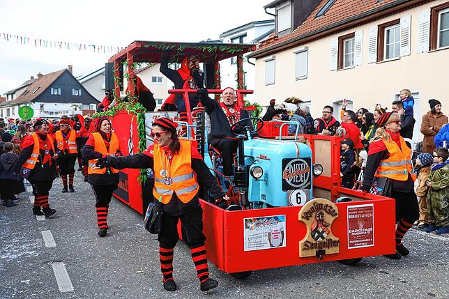 Bild 8: So bunt war der große Umzug beim Seenarrentreffen in Allensbach 2024 &ndash; Teil 2